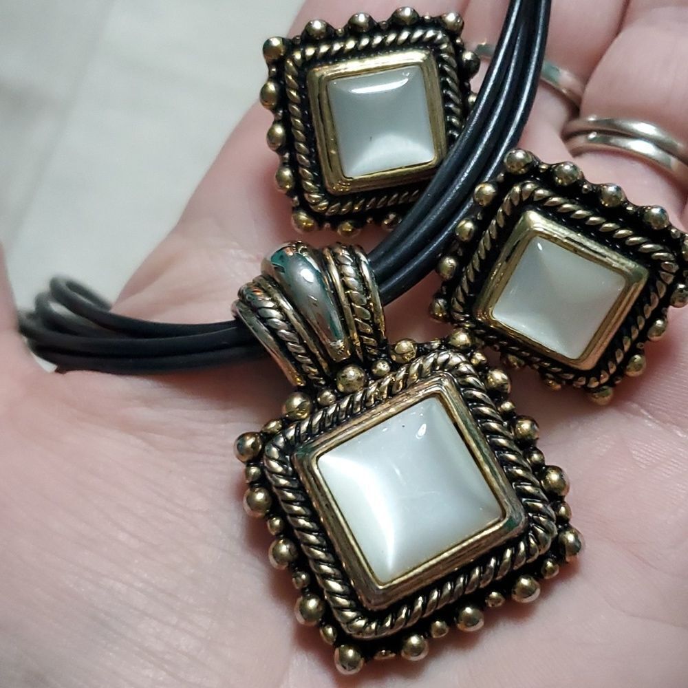 Vintage Mother of Pearl Necklace Earrings Set - Picture 6 of 6